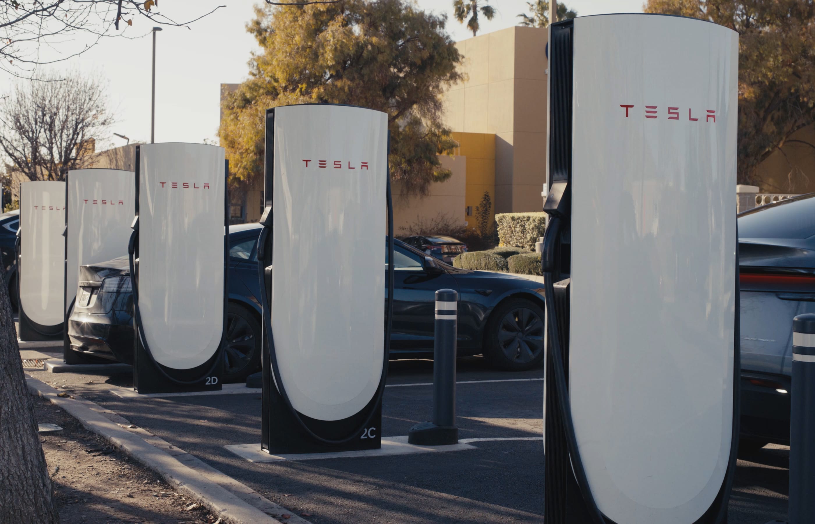 特斯拉Supercharger超级充电站 · 图源:Tesla官方