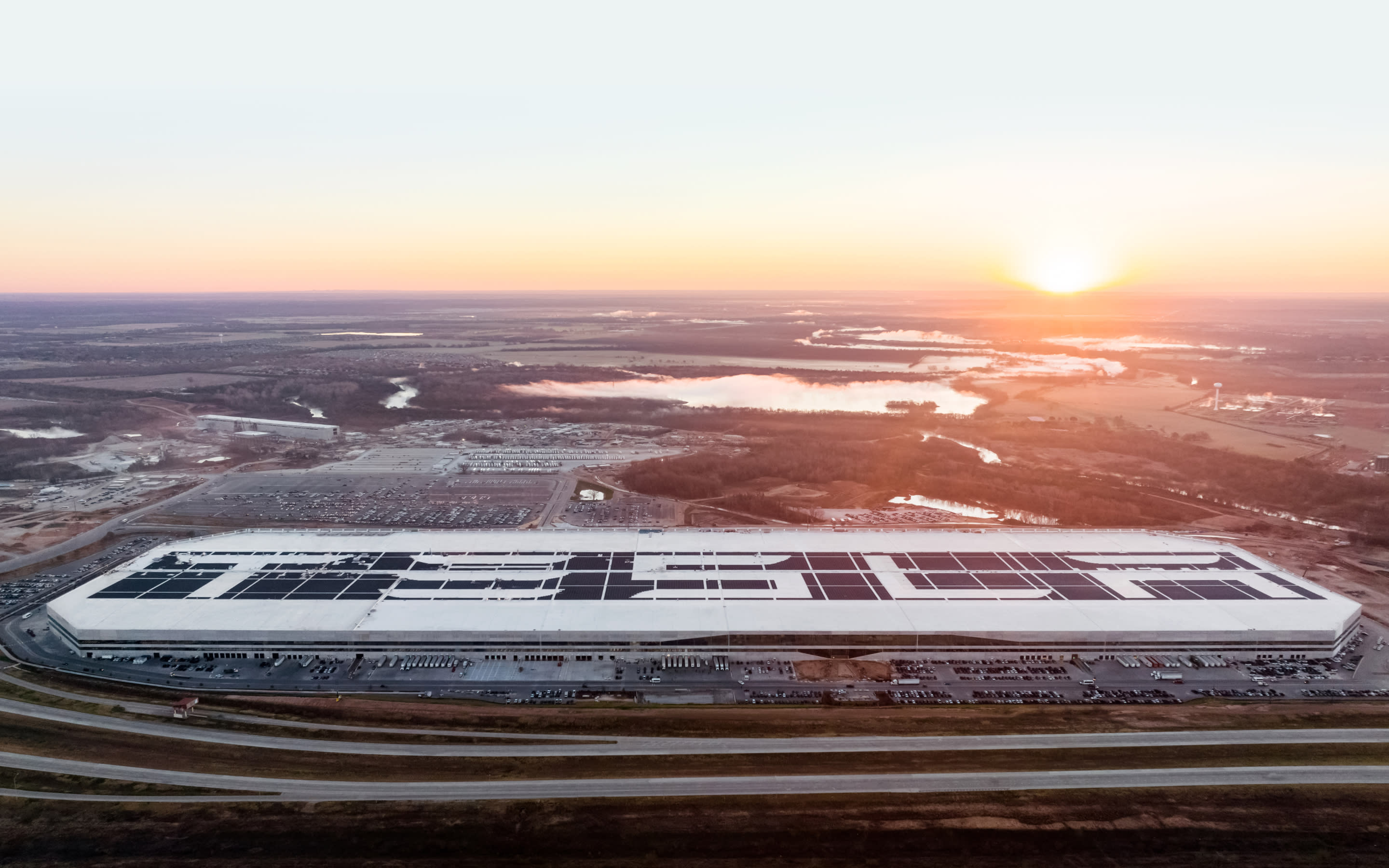 Gigafactory Texas航拍,屋顶光伏铺成TESLA字样 · 图源:Tesla官方