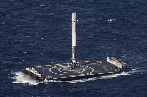 SpaceX 无人回收船「Of Course I Still Love You」捕获猎鹰 9 号一级火箭,2016 年 4 月 8 日 · 图源:原文 / SpaceX