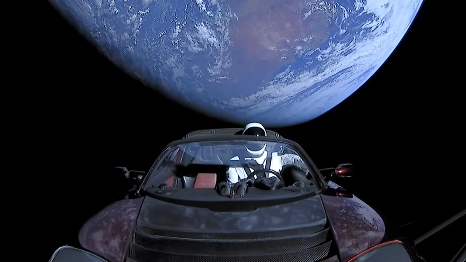 Starman 驾驶特斯拉 Roadster 飞向深空(2018 年猎鹰重型首飞)· 图源:原文 / SpaceX